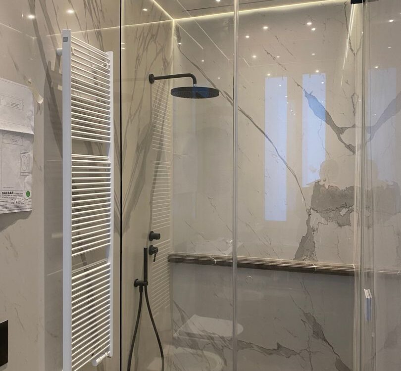 Box doccia moderno in vetro a doppie ante