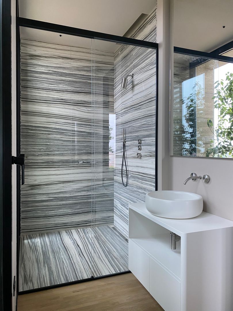 Box doccia con porta scorrevole in bagno moderno